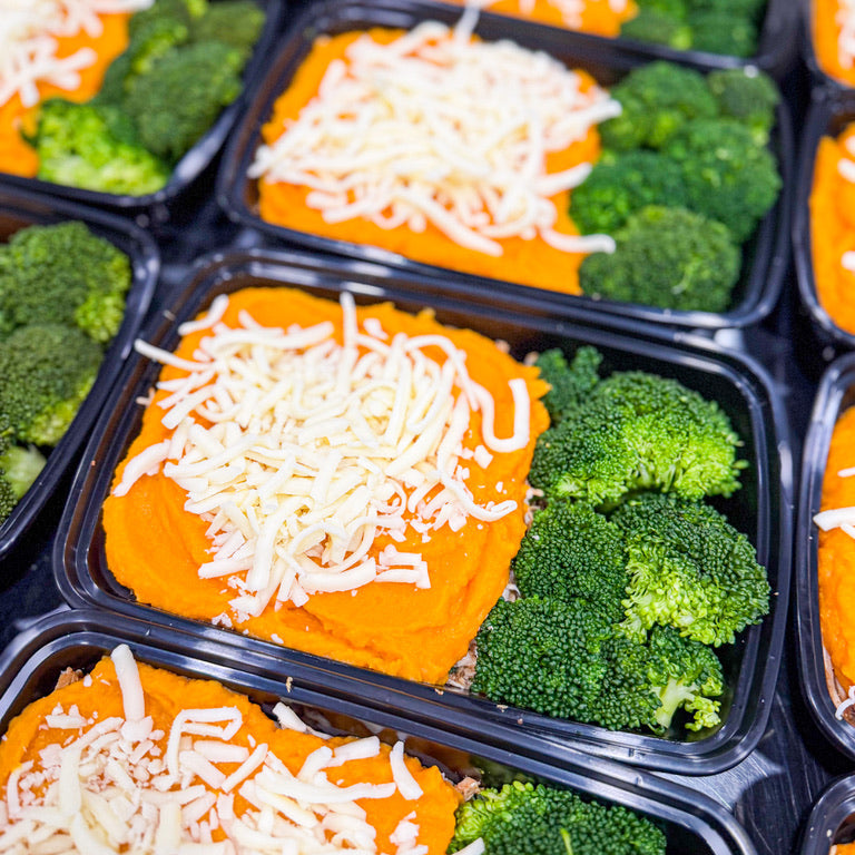 PRONTA ENTREGA, MENU SAUDÁVEL, MARMITA CONGELADA- Escondidinho de frango desfiado com purê de batata doce laranja e queijo low fat e brócolis no vapor