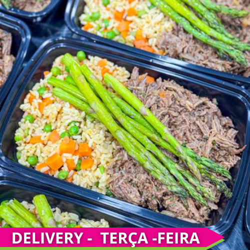 SAUDÁVEL ECONÔMICO - Carne desfiada e acebolada, arroz integral com vegetais e aspargos assado