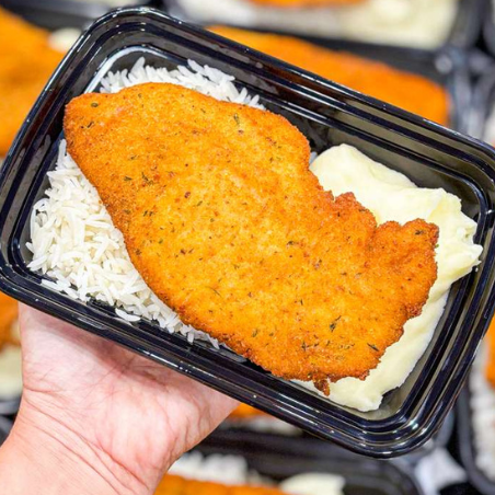 PRONTA ENTREGA, MENU CASEIRO, MARMITA CONGELADA- Milanesa de frango, arroz branco, purê de batatas e feijão preto a parte