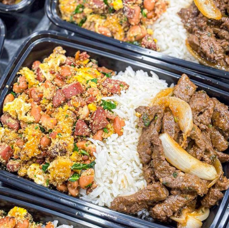 PRONTA ENTREGA, MENU CASEIRO, MARMITA CONGELADA- Tiras de alcatra aceboladas, arroz branco, feijão tropeiro