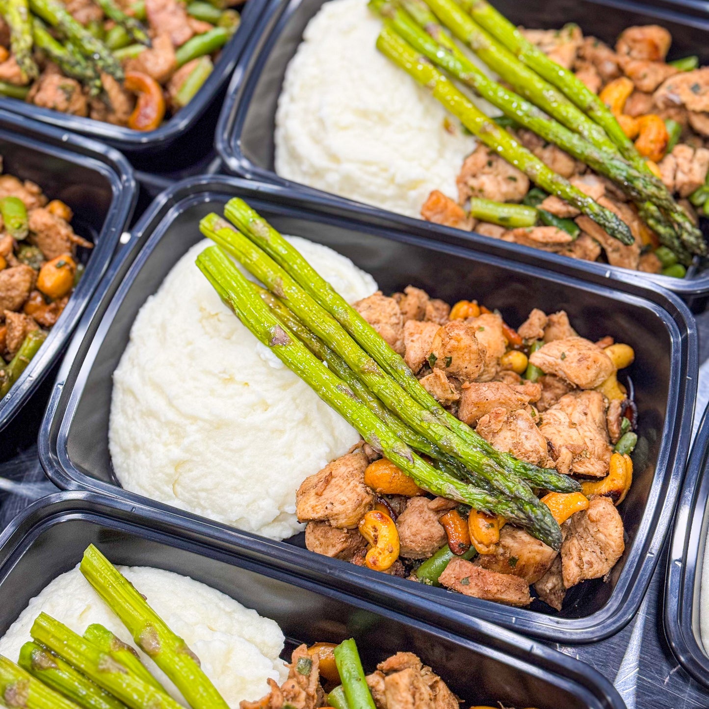PRONTA ENTREGA, MENU SAUDÁVEL, MARMITA CONGELADA- Frango salteado com castanha de caju e vagem, purê de batatas e aspargos.