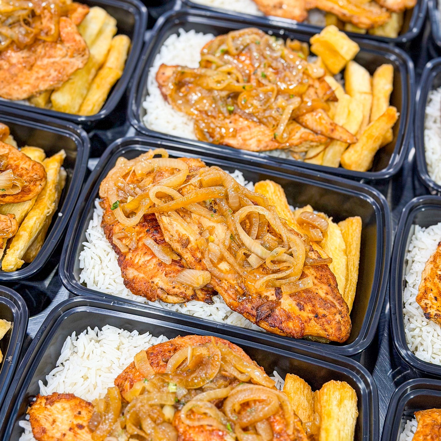CASEIRO REGULAR- Filé de frango acebolado, arroz branco, mandioca frita e feijão à parte.
