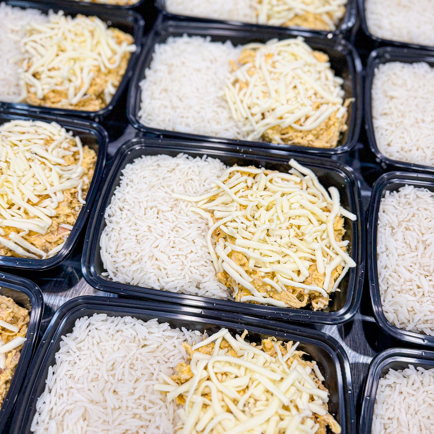PRONTA ENTREGA FRESCA- Fricassê de frango, arroz branco e batata palha à parte.
