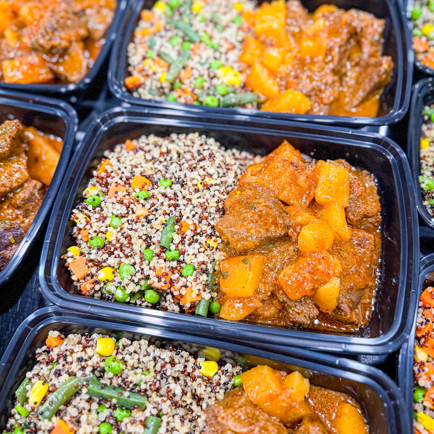 PRONTA ENTREGA FRESCA- Carne de panela com mandioca e quinoa com mix de vegetais.