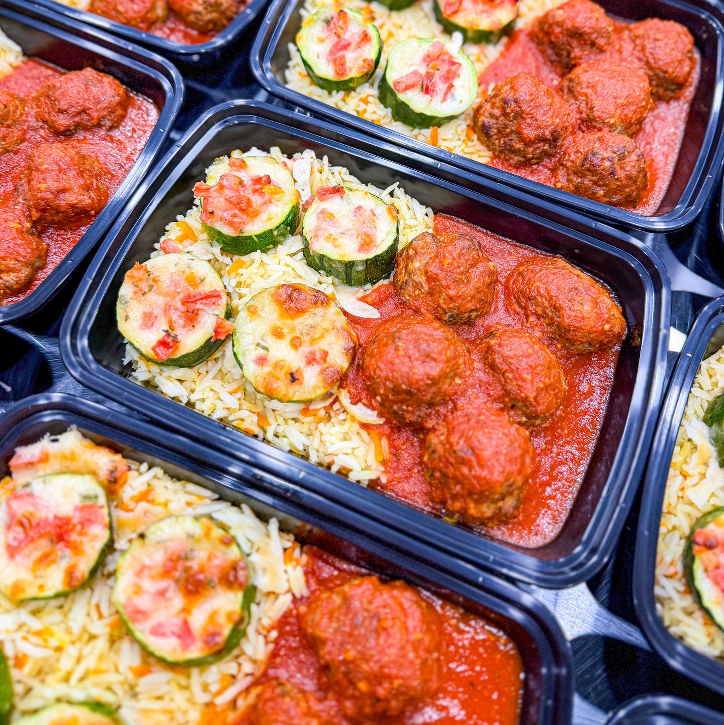 PRONTA ENTREGA FRESCA- Almôndegas ao sugo caseiro, arroz basmati com cenoura ralada e discos de abobrinhas recheadas com tomate e queijo mussarela low fat.