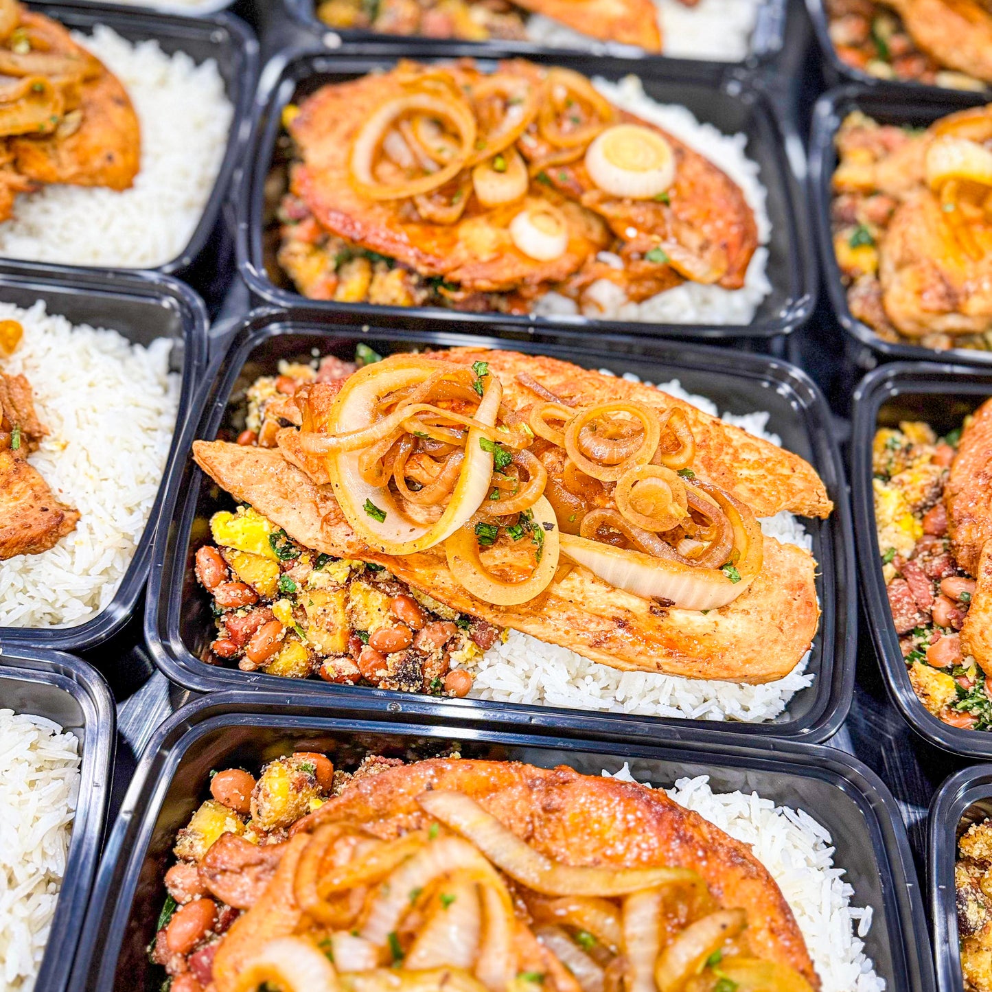 PRONTA ENTREGA CONGELADA- Filé de frango acebolado, arroz branco e feijão tropeiro.