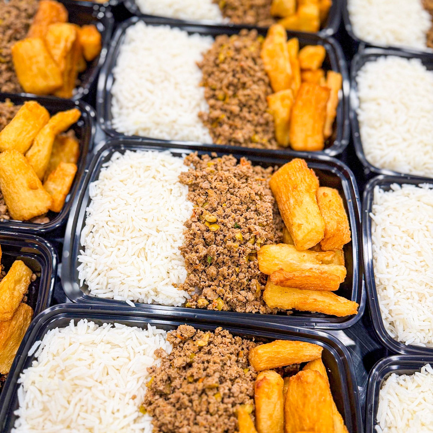 PRONTA ENTREGA CONGELADA- Carne moída com azeitona picadinha, arroz branco, mandioca frita e feijão à parte.