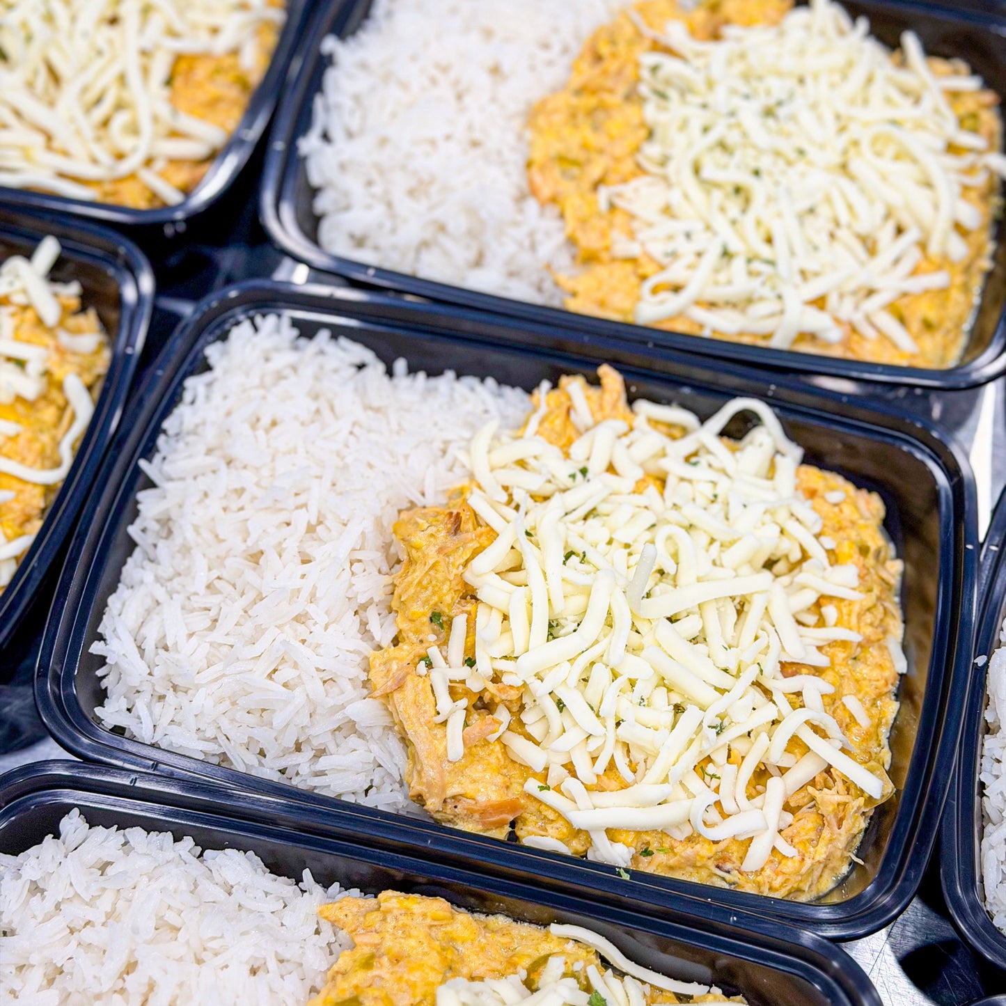 ECONOMIC HOMESTYLE- Chicken fricassê, white rice and potato sticks on the side.