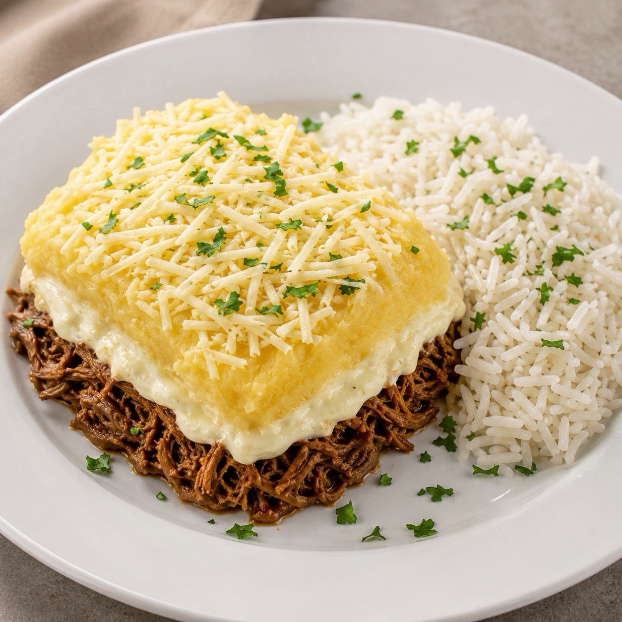 CASEIRO 550G- Escondidinho de creme de mandioca com carne desfiada, catupiry, queijo mussarela e arroz.