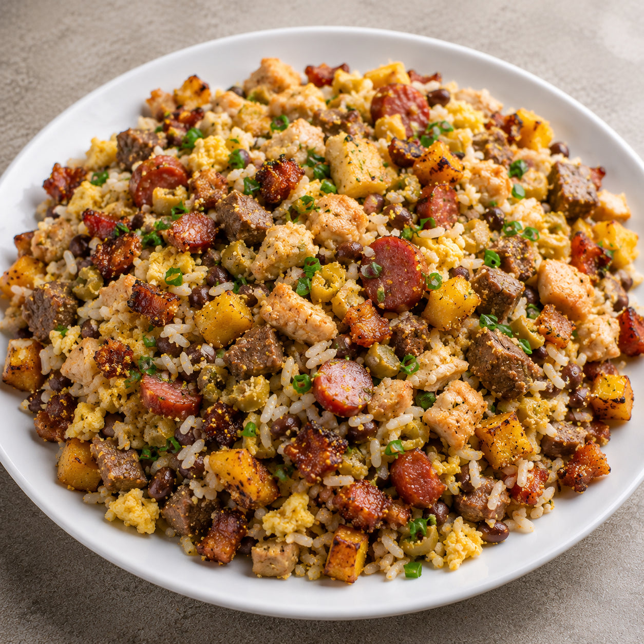 CASEIRO 300G- Mexidão da Tay. Arroz branco, grãos de feijão, alcatra e frango salteados, calabresa, bacon, banana da terra frita, ovos mexidos, azeitona picadinha e farofa.