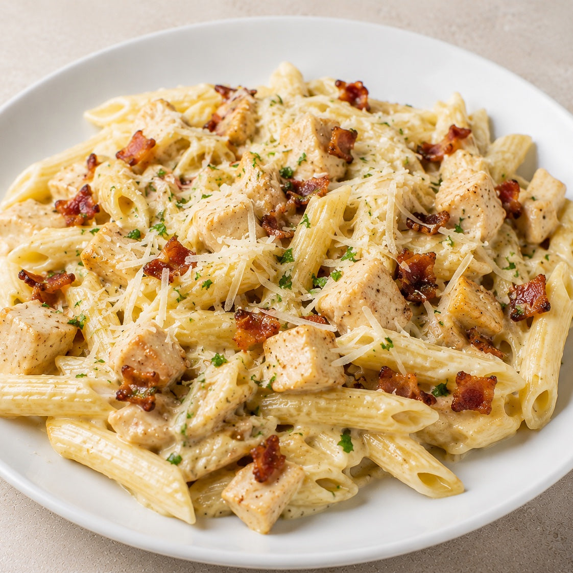 CASEIRO 550G- Penne Alfredo com cubos de frango salteados com bacon e fresh parmesão.