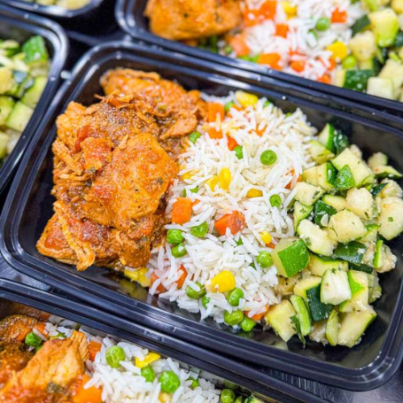 PRONTA ENTREGA, MENU SAUDÁVEL, MARMITA CONGELADA- Peito de frango ao molho, arroz basmati com vegetais e abobrinha refogada