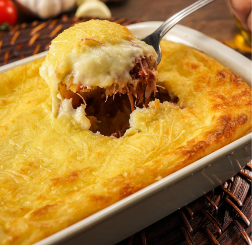 Escondidinho de Creme de Mandioca com Carne Desfiada e Catupiry
