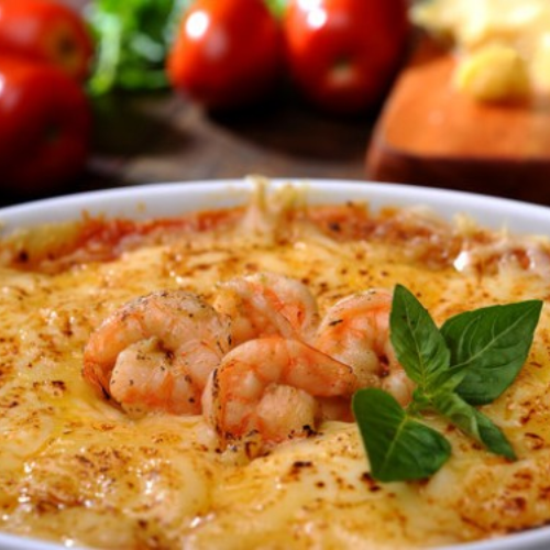 Escondidinho de Creme de Mandioca com Camarão ao Molho de Catupiry