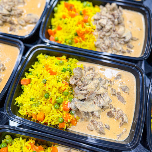 PRONTA ENTREGA, MENU SAUDÁVEL, MARMITA CONGELADA- Strogonoff fit de filé mignon com cogumelos, servido com mix de arroz basmati com açafrão, cenoura e ervilha