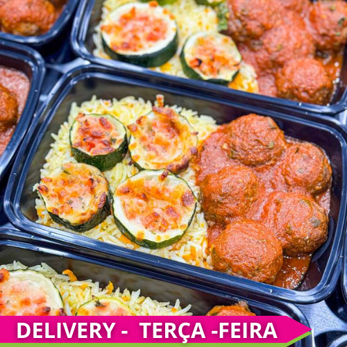 SAUDÁVEL ECONÔMICO - Almôndegas caseiras ao molho de tomate caseiro, arroz basmati com cenoura ralada e discos de abobrinha com tomate e queijo mussarela