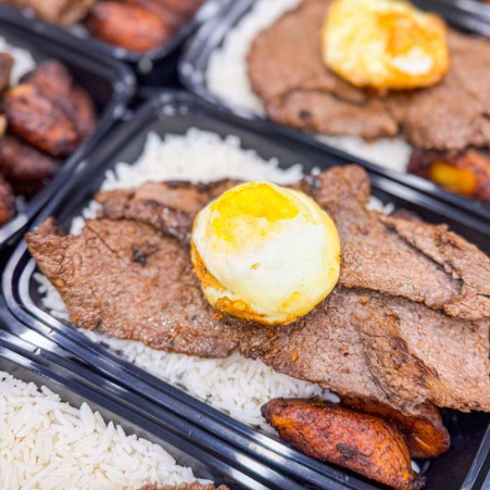 PRONTA ENTREGA, MENU CASEIRO, MARMITA CONGELADA- Bife à cavalo, arroz branco, banana da terra frita e feijão preto à parte