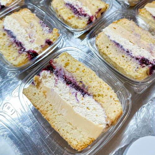 Bolo fatia de limão siciliano e frutas vermelhas (@admiravelcakes)