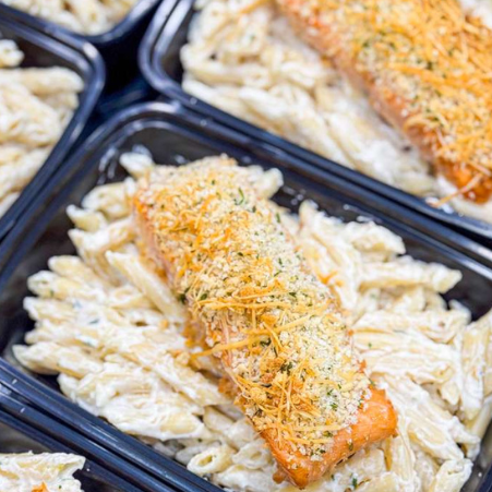 PRONTA ENTREGA, MENU CASEIRO ECONÔMICO, MARMITA CONGELADA- Salmão assado com crosta de panko e parmesão e penne ao molho Alfredo