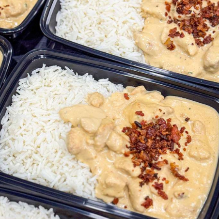 PRONTA ENTREGA, MENU CASEIRO, MARMITA CONGELADA- Cubos de frango ao molho de catupiry e bacon crocante por cima servido com arroz branco