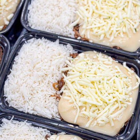 PRONTA ENTREGA, MENU CASEIRO, MARMITA CONGELADA- Escondidinho de carne desfiada com creme de mandioca, catupiry e queijo mussarela, e arroz branco