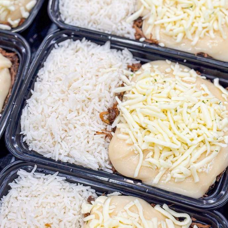 PRONTA ENTREGA, MENU CASEIRO, MARMITA CONGELADA- Escondidinho de creme de mandioca com carne desfiada, catupiry e queijo mussarela e arroz branco
