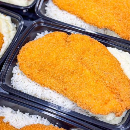 PRONTA ENTREGA, MENU CASEIRO, MARMITA CONGELADA- Filé de frango empanado (à milanesa), arroz branco, purê de batatas e feijão preto à parte
