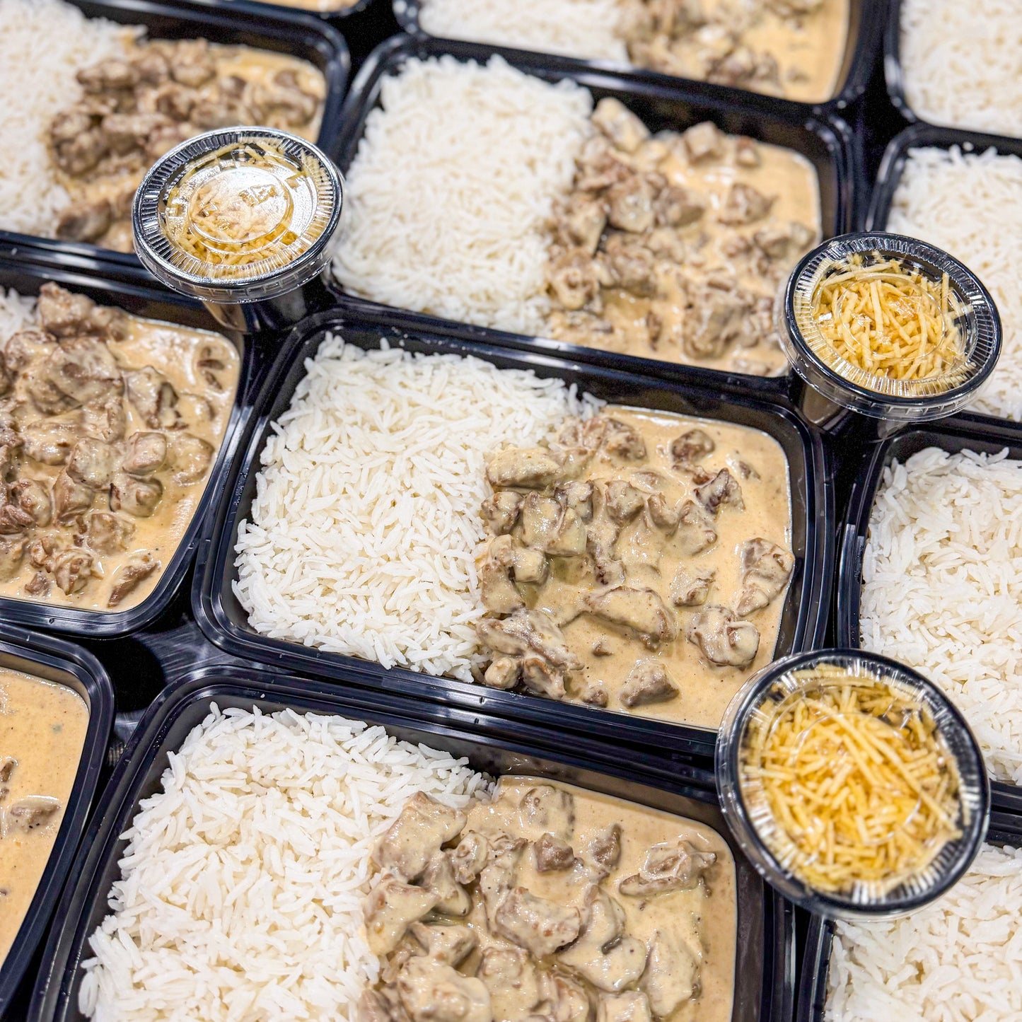 CASEIRO REGULAR- Cubos de filé mignon ao molho de gorgonzola, arroz branco e batata palha à parte.