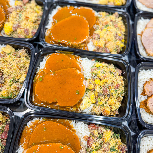 PRONTA ENTREGA CONGELADA- Carne assada ao molho madeira, arroz branco e farofa completa (bacon, calabresa defumada, banana da terra, couve e ovos mexidos).