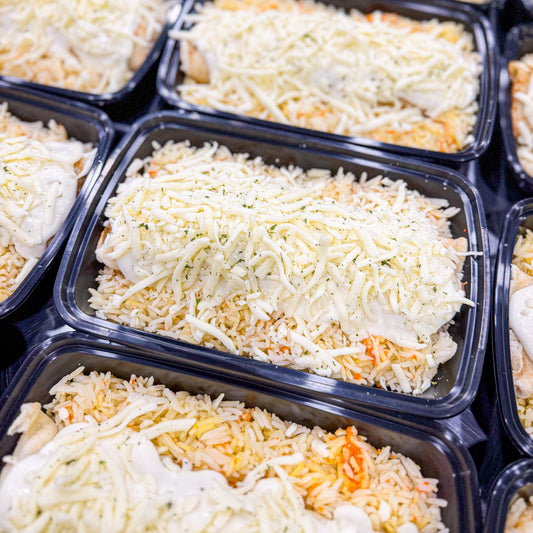 PRONTA ENTREGA CONGELADA- Panqueca de Frango desfiado cremoso ao molho branco e queijo mussarela e arroz com cenoura ralada.