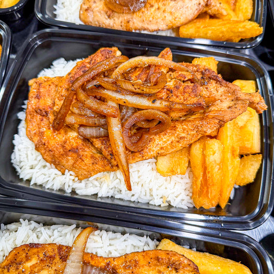 PRONTA ENTREGA CONGELADA- Filé de frango acebolado, mandioca frita, arroz branco e feijão preto à parte.