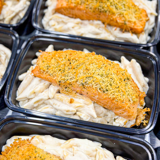 PRONTA ENTREGA CONGELADA- Salmão com crosta de panko e parmesão e penne ao molho Alfredo.