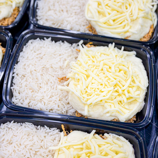PRONTA ENTREGA CONGELADA- Escondidinho de creme de batatas com frango desfiado, catupiry e queijo mussarela e arroz branco.