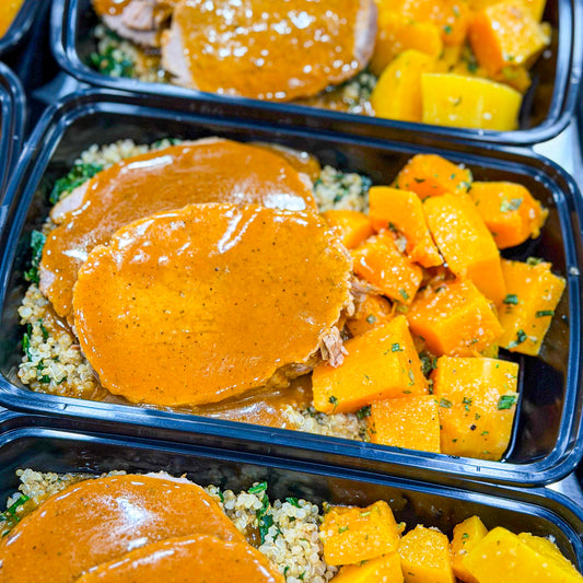 PRONTA ENTREGA CONGELADA- Carne assada, quinoa com couve e abóbora refogada.