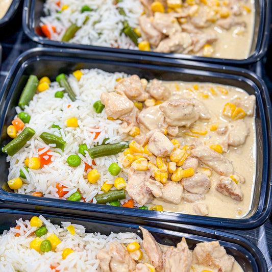 PRONTA ENTREGA CONGELADA- Cubos de frango com milho ao molho de ricota e mostarda Dijon, arroz basmati com vegetais.