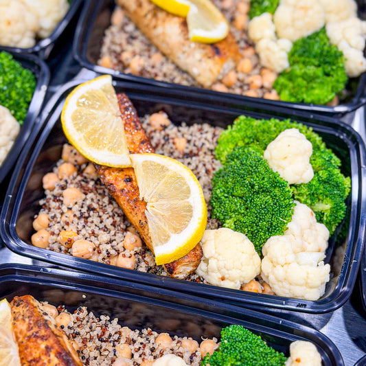 PRONTA ENTREGA CONGELADA- Lemon Pepper Mahi-Mahi, quinoa com grão-de-bico e mix de brócolis com couve-flor.