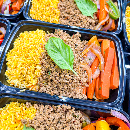 PRONTA ENTREGA CONGELADA- Carne moída lean com manjericão, arroz integral e mix de cenoura com pimentões coloridos e cebola roxa.