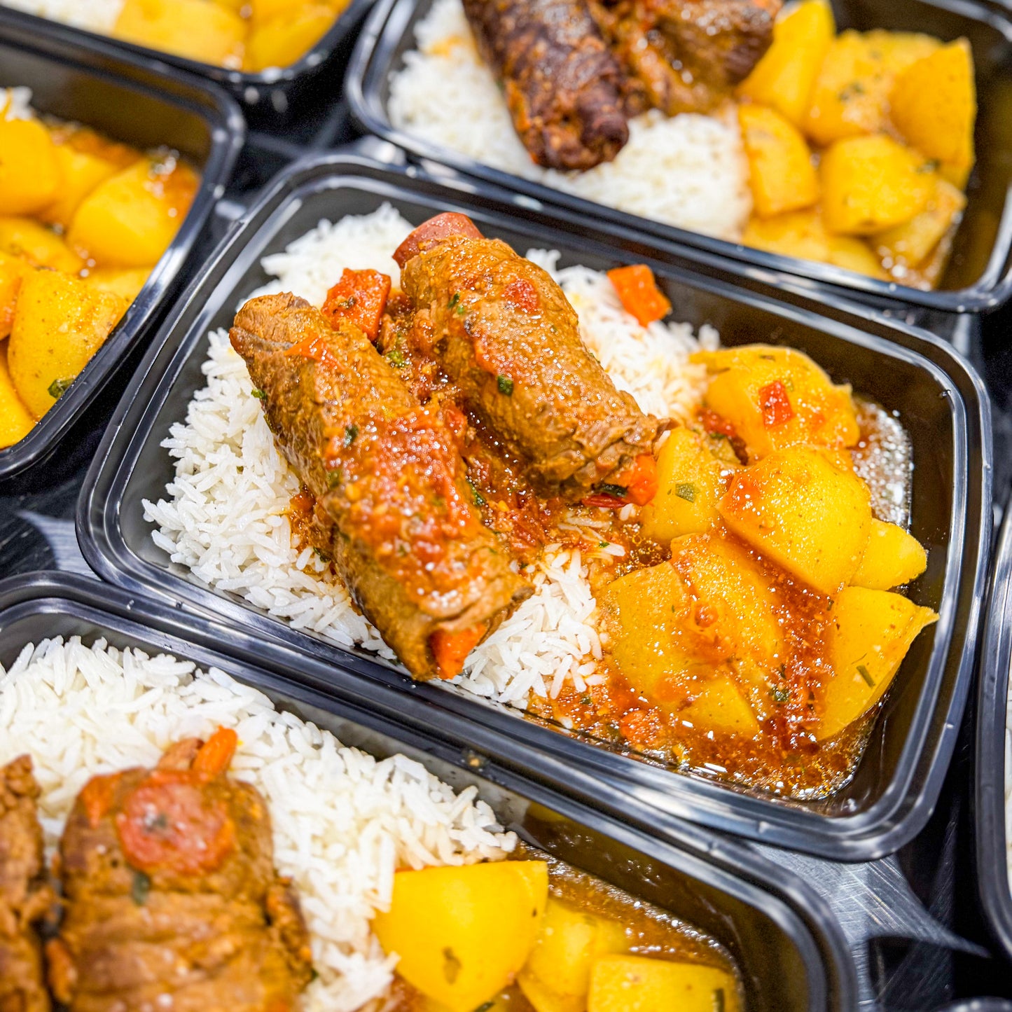 PRONTA ENTREGA FRESCA- Bife à rolê recheado com calabresa e cenoura, arroz branco, batata ao molho e feijão à parte.