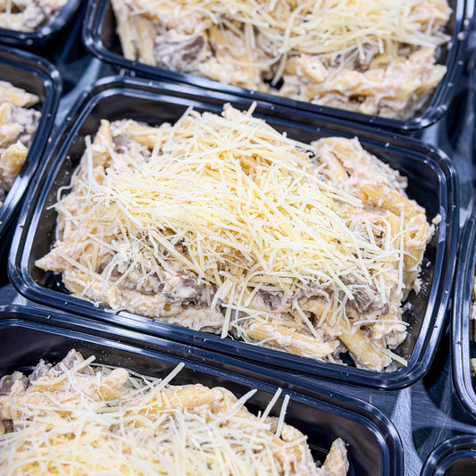 PRONTA ENTREGA CONGELADA- Cubos de filé mignon ao molho de gorgonzola com penne e fresh parmesão por cima.