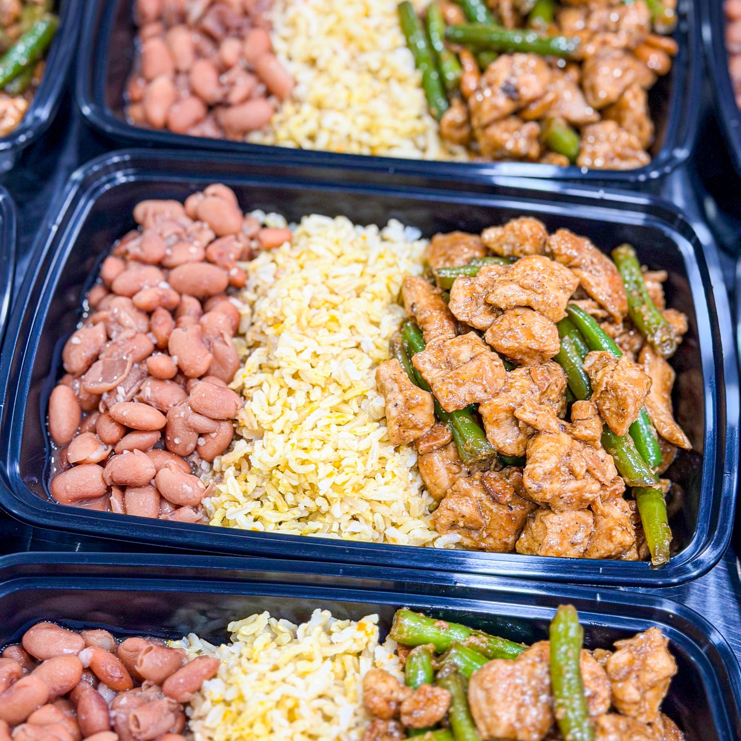 PRONTA ENTREGA FRESCA- Cubos de frango salteados com vagem e castanha de caju e shoyu, arroz integral e feijão carioca.