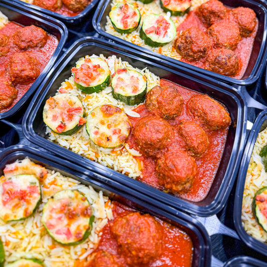 PRONTA ENTREGA CONGELADA- Almôndegas ao sugo caseiro, arroz basmati com cenoura ralada e discos de abobrinhas recheadas com tomate e queijo mussarela low fat.