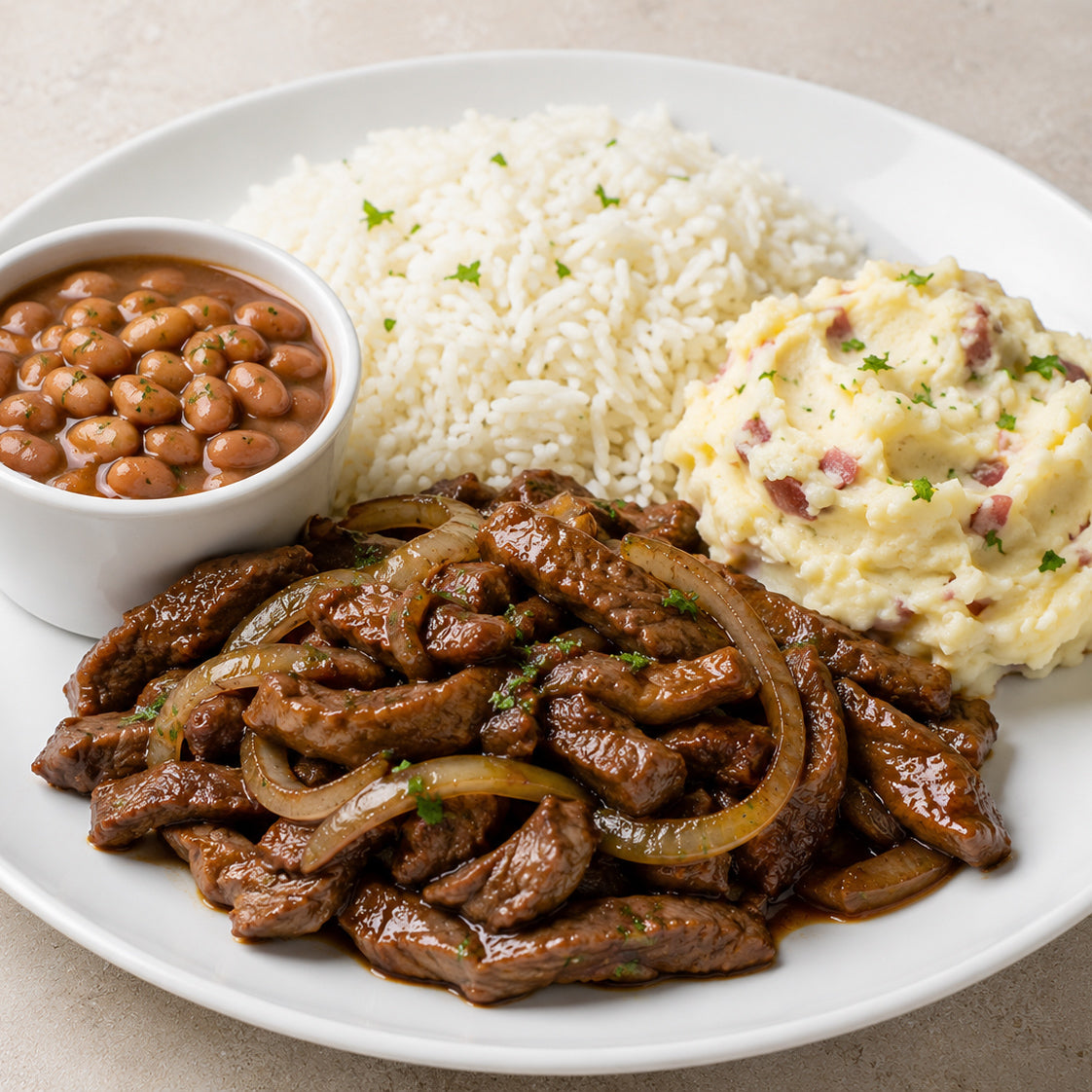 CASEIRO 300G- Tiras de alcatra acebolada ao shoyu, arroz branco, purê de batatas rústico e feijão à parte.