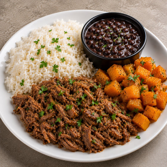 CASEIRO 550G- Carne desfiada, arroz branco, abóbora refogada e feijão preto à parte.