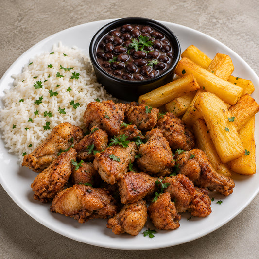 CASEIRO 550G- Frango a passarinho, arroz branco, mandioca frita e feijão preto à parte.
