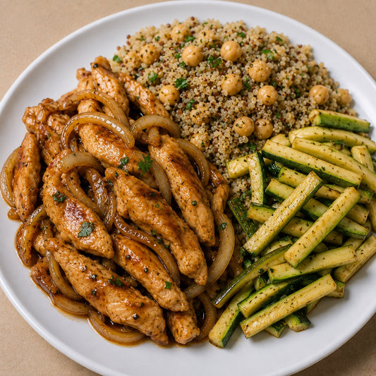 PRONTA ENTREGA CONGELADA- Tiras de frango aceboladas ao shoyo, quinoa com grão de bico e abobrinha refogada.