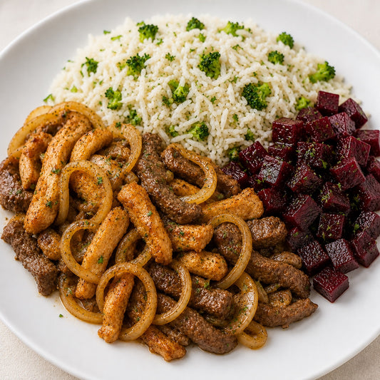 PRONTA ENTREGA CONGELADA- Iscas de frango e carne aceboladas, arroz basmati com brócolis e beterraba.