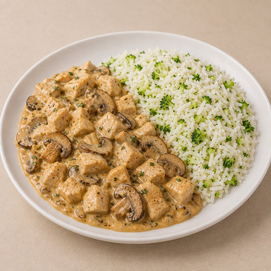 SAUDAVEL 300G- Strogonoff Fit de frango com cogumelos e arroz basmati com brócolis.