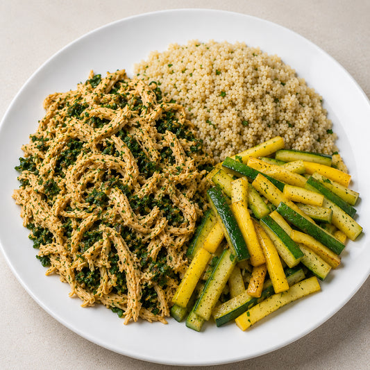 SAUDÁVEL 300G- Frango desfiado e turbinado com couve, quinoa e mix de abobrinha refogada.