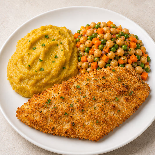 SAUDÁVEL 300G- Tilápia empanada na panko ao forno, purê de banana da terra e saladinha de grão de bico com cenoura e ervilha.
