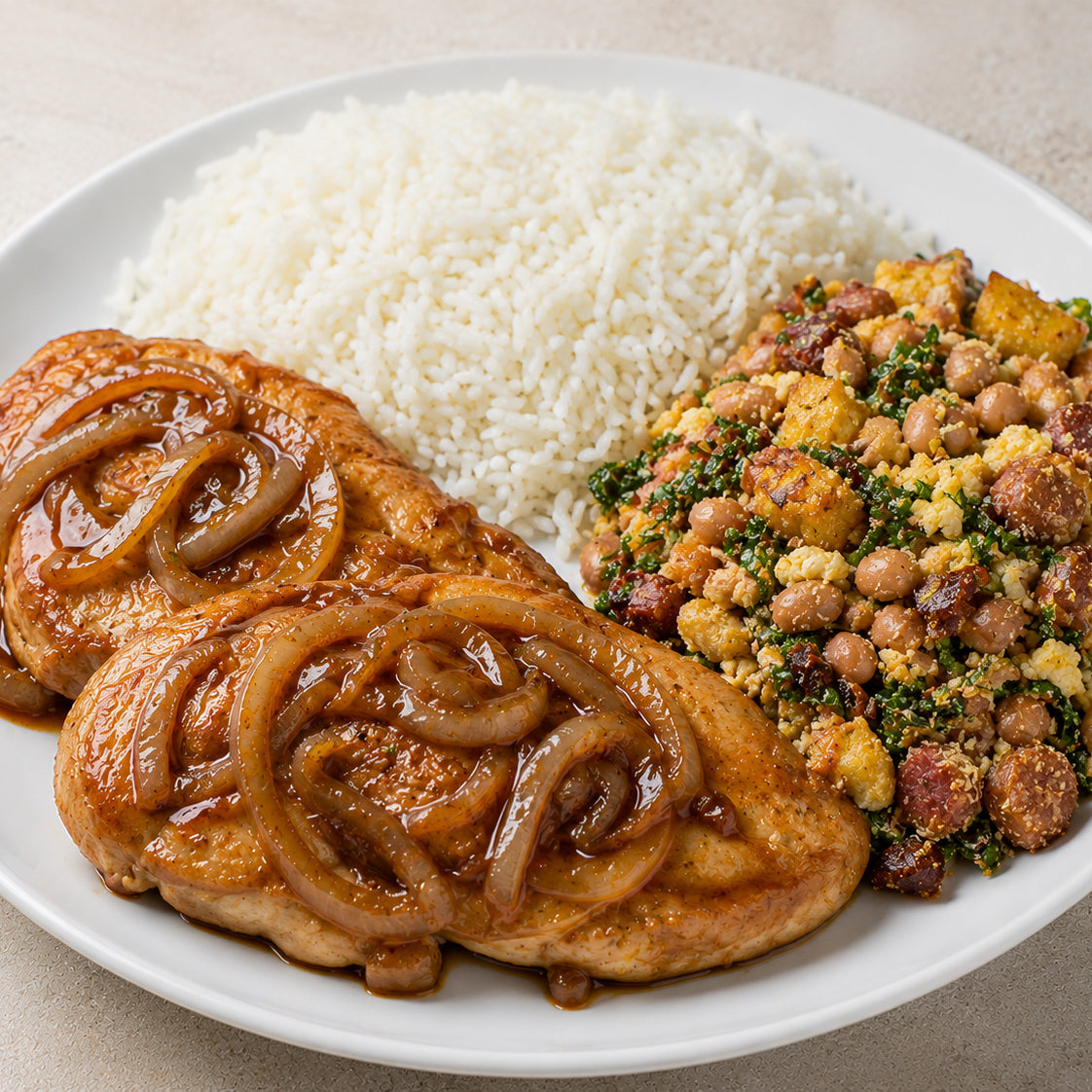 CASEIRO 300G- Filé de frango acebolado, arroz branco  e feijão tropeiro.